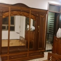 غرفة نوم للبيع مستعمله شويه الميز تواليت يراد اله فرشه ذهبيه فقط السعر...