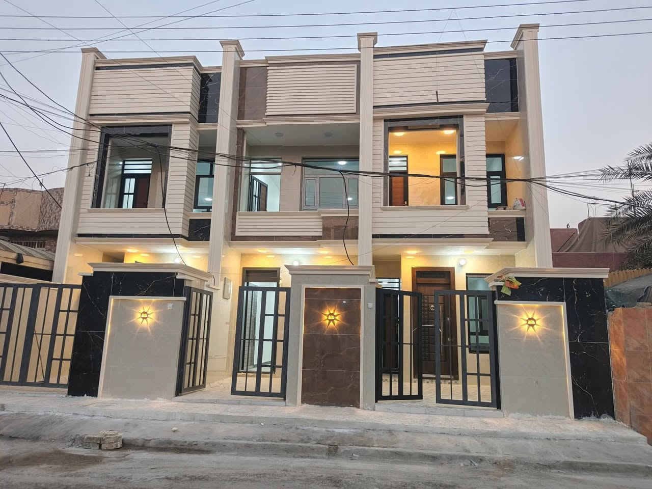 بيت البيع مساحة ١٠٠متر مدخلين ٣نوم وصاله ومطبخ وخدمات بناء أول حصرياً  لاتصال ***********
