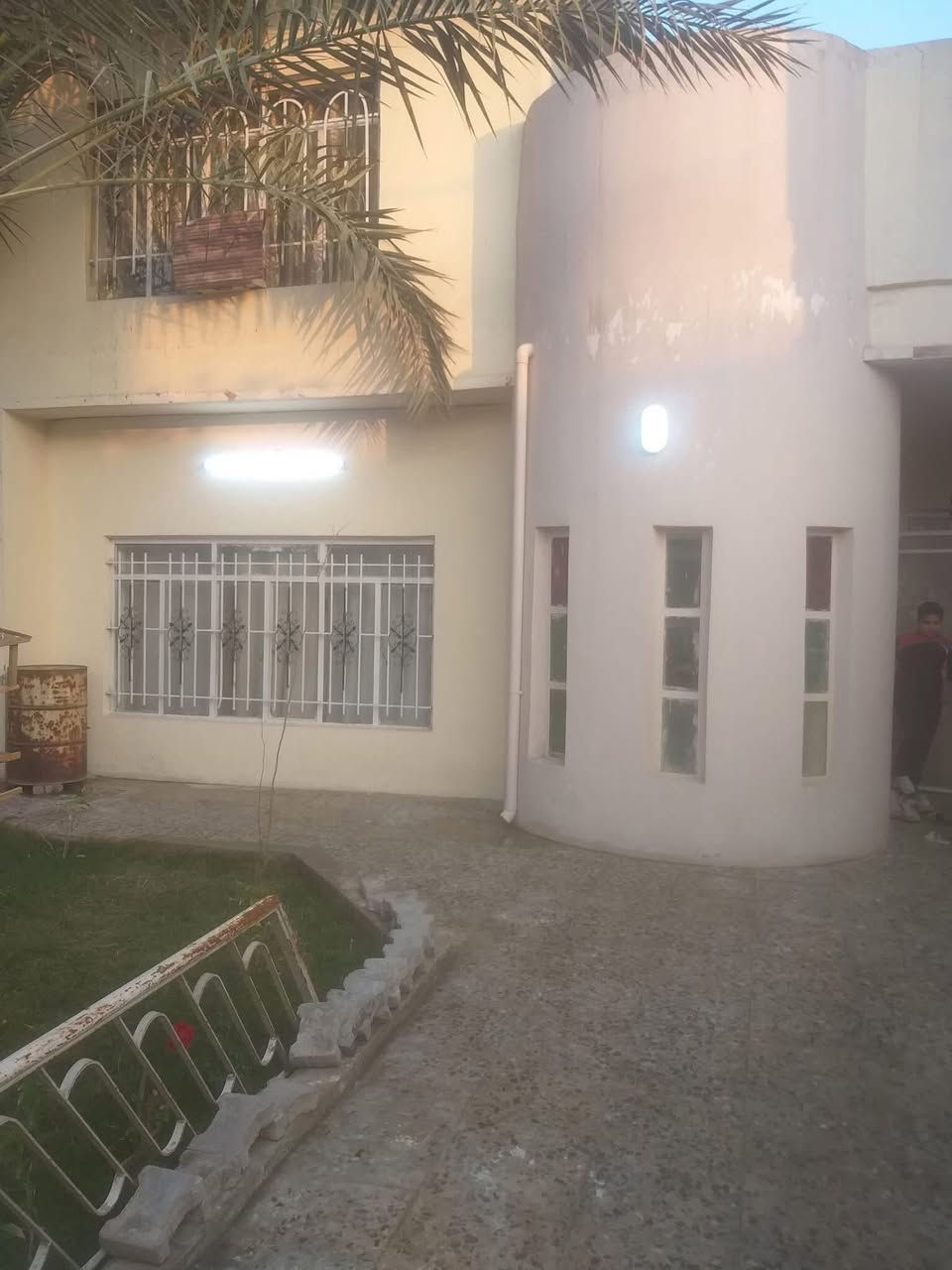 السلام عليكم دار للبيع مساحته ١٣٧ واجهه٥ونص  ونزال ٢٥م الكماليه شارع الاصفر  طابقين مسلح  عالي عن الشارع يحتوي على حديقه واستقبال وغرفةنوم ومطبخ وخدمات والثاني غرفتين نوم وخدمات طابو صرف ويمكن بيعه مراوس ١٧٠ وبي مجال المراجعه مع مكتب دلالية ابو فراس العتابي *********** وابو محمد الشمري ٧٧٠٦١١٩٨٠١ 🌹🌹🌹
