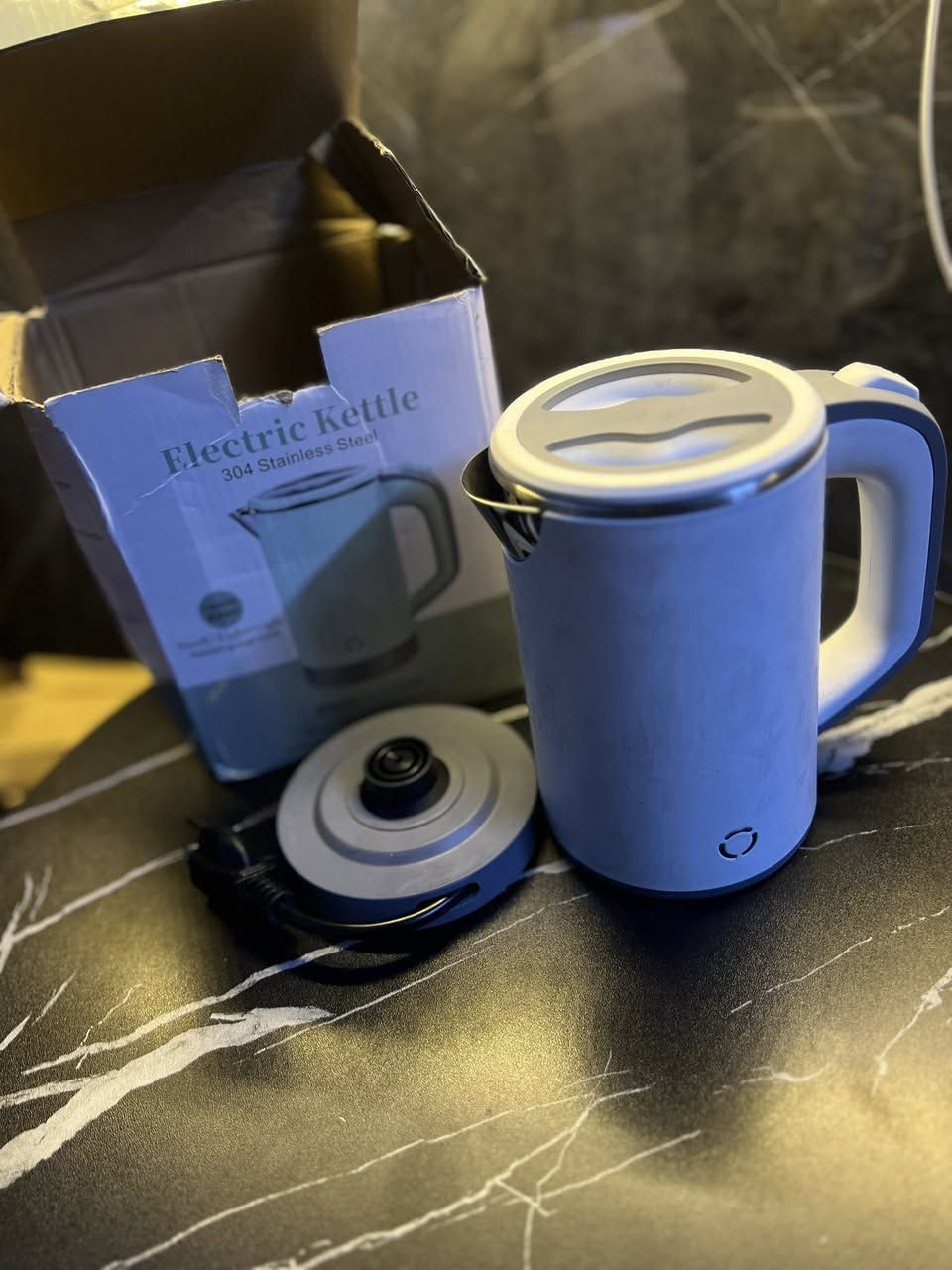 هذه غلاية كهربائية صغيرة محمولة من الفولاذ المقاوم للصدأ، تشبه موديلات "هاندا" أو "لونجيم". 
السعة: 800 مل.
المادة: 304 ستانلس ستيل.
الميزات: صغيرة الحجم، خفيفة الوزن، وسلك طاقة مخفي.
تغلي الماء بسرعة (حوالي 5 دقائق).
تتميز بخاصية الإغلاق التلقائي لمنع الغليان الجاف.

توصيل 5 متواجد خاص او واتساب ***********
