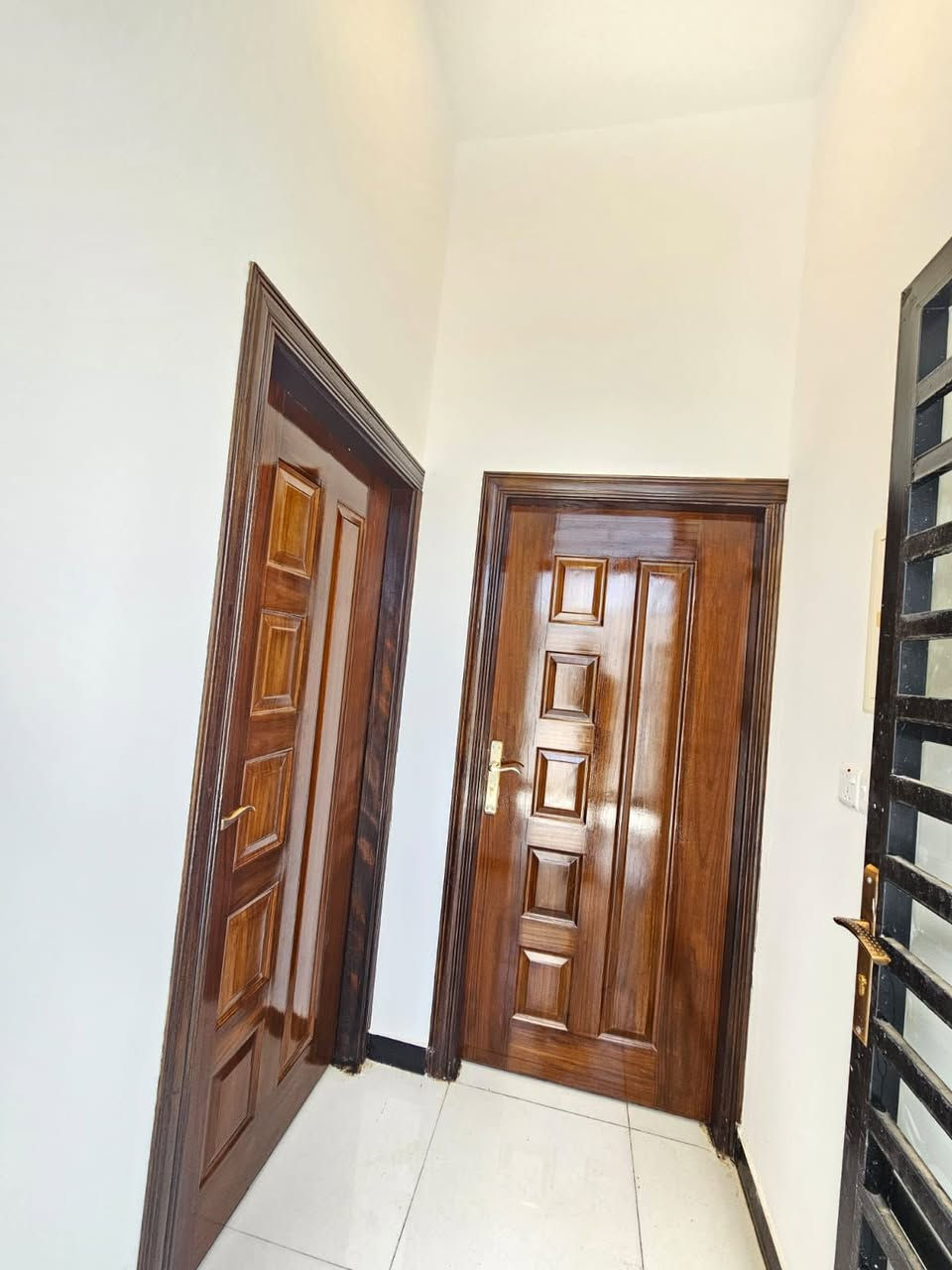 السلام عليكم 
دار للبيع 
مساحه 150 متر 
طابو زراعي بسم عراقي 
يحتوي على غرفتين و صاله و مطبخ و ديوان و صحيات 
العنوان /البصره ابي الخصيب السبيليات قرب تصوير نور المرتضى 
السعر 105 قابل للتفاوض 
للستفسار ***********
