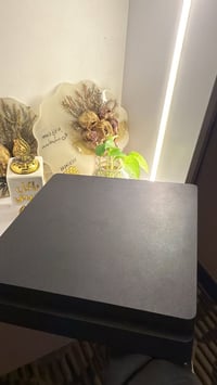 بلايستيشن ٤ • نص تيرا • يدين اصليه