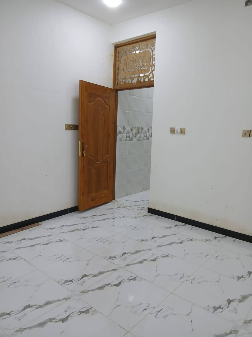 مشتل للبيع مساحة ١٠٠م طولاني بناء حديث طابقين الطابق الثاني غير مسقوف موقع كلش حلو خدمات متكاملة على شارعين 
 غرفة النوم/مطبخ/حمام/صالة/استقبال /صحيات/ 
العنوان السفحةبداية شارع احمد الوائلي ثالث فرع 
طابو صرف ثاني يوم افتح بيان
الدار غير مسكون فارغ 
السعر ٥٨ مليون بية مجال بسيط 
للإستفسار ***********
