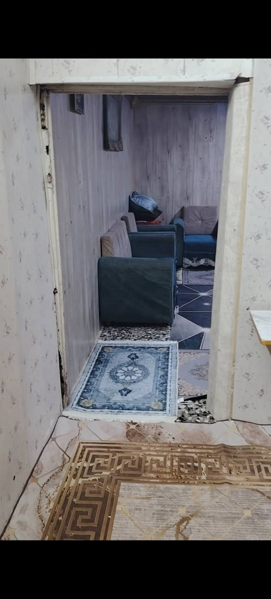 بيت للبيع كامل عل شارع عام واقع حال
البيت ستقبال +غرف نوم عدد. 2. مطبخ وصاله 
الاستفسار الاتصال عل رقم ***********
