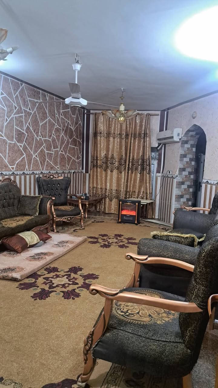 مساحه 300 متر
بيت طابقين كلو سيراميك 
5 غراف نوم +صاله عدد 2 حيل كبار +مضيف خطار كلش كبير +3حمام 
مساحه طرمه خير من الله +حديقه 
بس شراي يتصل اذا مو شراي لا تتصل 
سعر 150 وبي مجال 
***********
