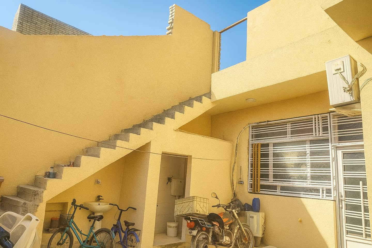 الدار للبيع كربلاء المقدسة حي الاطارات المساحه 200 متر طابو صرف الطابق الاول يحتوي على 2 غرف نوم نظام سويت وصاله واستقبال كبيره ومطبخ حار وبارد
اما الطابق الثاني يتكون من 2 شقه كل شقه درجها منفصل الشقه الأولى كامله مساحه الشقه 100 متر تتكون من غرفه وصحيات وصاله ومطبخ 
السعر 250 البناء سنه 2023


**إذا كنت صاحب هذا الإعلان وتريد حذفه لأي سبب، رجاءا أرسل رسالة إلى الدعم الفني**