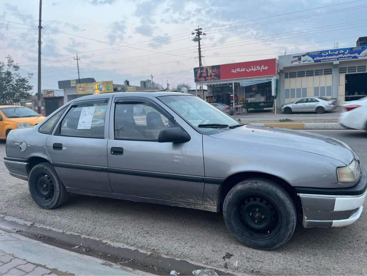 اوبل فكترا مةكينة ١٨ موديل ١٩٩١ گێر عادی
سەیارەکە جوان ماوەتەوە هیچ لێدراویکی نیە سەنەوی بەسەر چووە دەفتەر بەنزینی هەیە سعری ٣٨ وەرەقە و مەجالیکی کەم بەشەرتی تەحویل و غەرامە 

*********** 
*********** واتس ئەپ كركوك, العراق
