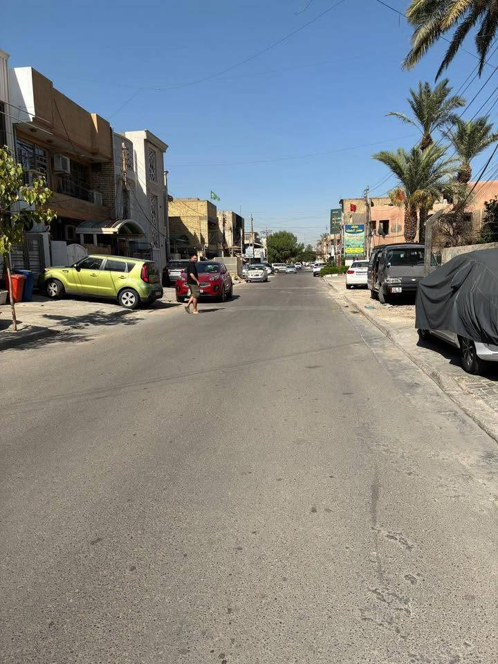 بيت سكني للبيع  مساحة 140 متر واقع حال 152 متر واجهة 7 متر نزال 20 متر قرب شارع العام شارع نافذ عرض الشارع 15 متر  في مربع الذهبي او المستوصف بناء 1973  و ترميم سنة 2006  سند بأسم صاحب العقار جنس الارض طابو ملك صرف مساحة الأرض  300 متر فقط اسمين بيهة
عنوان الدار بغداد حي العامل قرب شارع المطار
السعر 315,000,000   مليون و قابل للتفاوض
رقم الهاتف ***********
