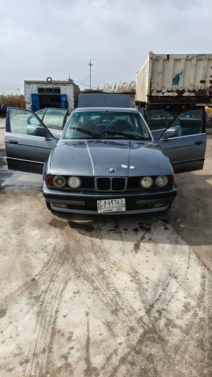 السلام عليكم من رخصه مدير الكروب بي ام دبليو للبيع رقم بغداد باسمي موديل 1991 مكينه مسكر عدله تخم تاير جديد سياره جاهزة نواقص بس تبريد ودوشمه*********** سعر 55ورقه وبيه مجال
