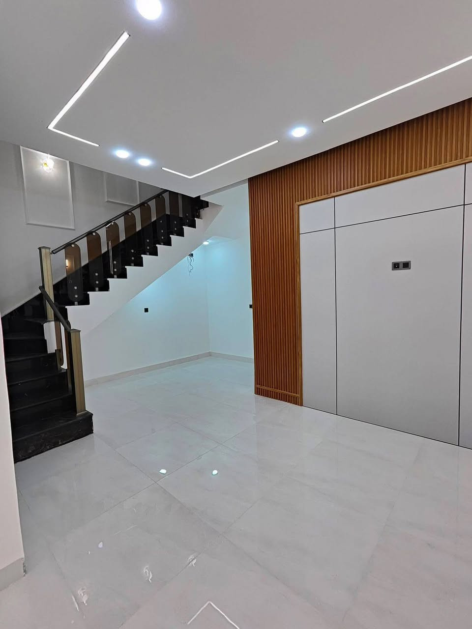 ♦️سلام عليكم ورحمة الله وبركاته
♦️بيت للبيع طابو زراعي سند 25 
🛑طابقين(   بناء حديث درجة اولى)
♦️المساحة ١٠٠ متر الواجهة٨ والنزال ١٢ ونص
♦️ديكورات  مغربي الارضيات مرمر والبناء طابوك
♦️الطابق الاول ( استقبال ،غرفة منام، صالة مفتوحة ع المطبخ، حمامات)
 ♦️الطابق الثاني ( غرفة منام، وغرفة كبيرة تصير استقبال وغرفة منام، مطبخ، حمامات يعني ٣ غرف نوم )

♦️العنوان كربلاء قرب القنصلية التركية. 

♦️ مكتب قدم الخير.. 
للاستفسار ***********
 غسان الطرفي
