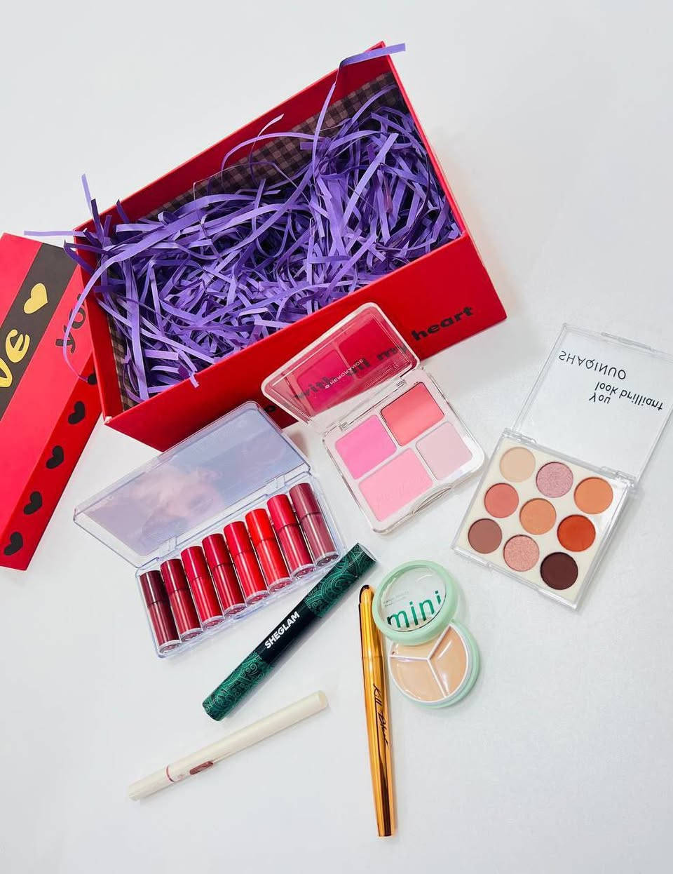 عرض مكياج عيد الحب 😍
كونسيلر Kaliya Beauty: يأتي في علبة خضراء مكتوب عليها "NATURALLY GOOD SKIN"، وهو كونسيلر ثلاثي الألوان مصمم لتغطية الهالات السوداء والعيوب. يتميز بتركيبة كريمية وتغطية كاملة.
باليت بلاشر HERORANGE: باليت أحمر خدود وهايلايتر رباعي الألوان. يتميز بقوام بودرة يندمج بسلاسة مع البشرة. 
مكياج العيون
باليت ظلال عيون (أيشادو) SHAQINUO: باليت مكون من 9 ألوان مطفية ولامعة بتدرجات ترابية وردية.
ماسكارا SHEGLAM: ماسكارا خضراء (All-In-One) ذات طرفين، طرف لتطويل الرموش والآخر لتكثيفها، وهي مقاومة للماء.
الآيلاينر الذهبي: قلم كحل سائل (آيلاينر) يتميز بلون أسود فاحم وثبات قوي ومقاوم للماء. 
مكياج الشفاه
سيت حمر ميني: مجموعة من أحمر الشفاه السائل (غالباً 6 أو 8 قطع) بتدرجات ألوان مختلفة، تتميز بكونها مطفية (مات) وثابتة لفترة طويلة.

سعر العرض ٢٦
سعر العرض مع بوكس ٣١
توصيل بغداد 4 محافظات 6


**إذا كنت صاحب هذا الإعلان وتريد حذفه لأي سبب، رجاءا أرسل رسالة إلى الدعم الفني**