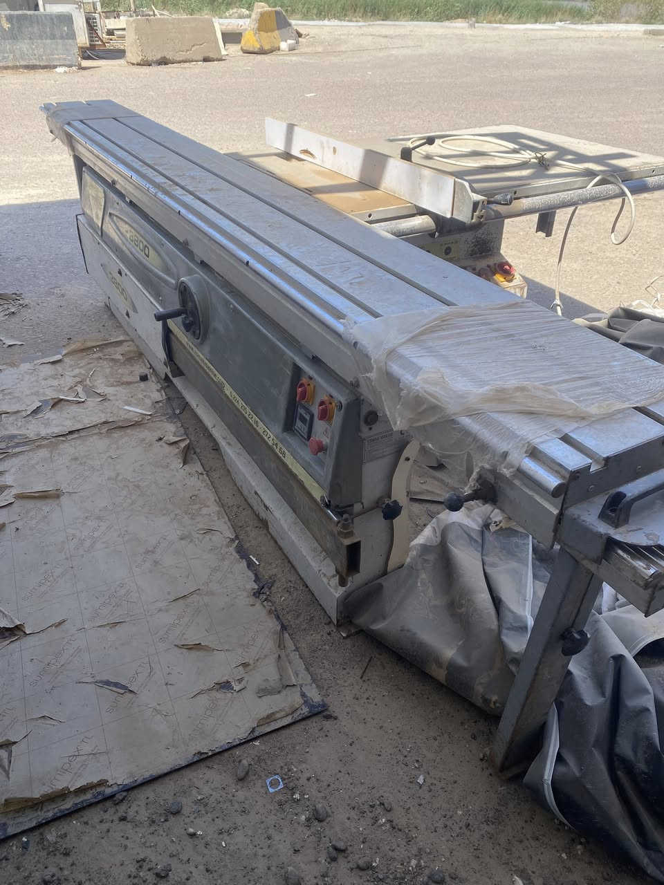 السلام عليكم  منشار   سلايت متطورين دبل سجة . و45  3800  الماني  بحالة جيدة ولائقة  شريط   ثلاث مراحل   شغالة مع فاكيوم  ملحقاتها  كلها كاملة    للبيع  رقم تليفون. ***********

