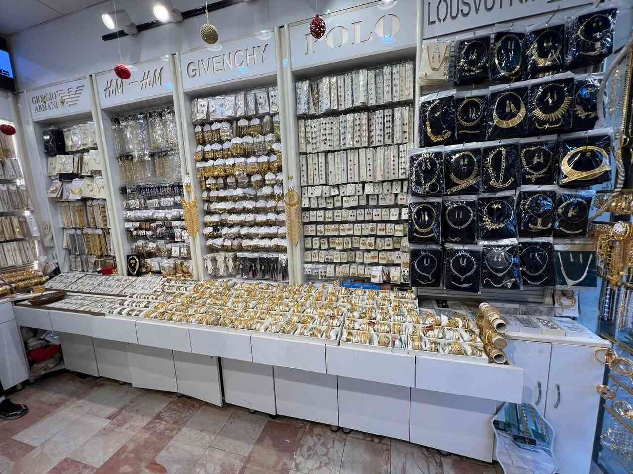 السلام عليكم ديكور محل اكسسوارات مستعمل نضيف كلش السعر 15 ورقه كامل فقط الديكوراتصال ***********
