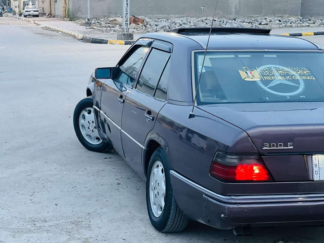 سلام عليكم مارسدس 300 ومحوره 320 سياره خير من الله ماناقصه اي شي من كهربائيات كلها شغاله حداديه تخم تاير سياره جاهزه شرط تراي وين ميعجبك سياره شرط تحويل ثاني يوم سعر 75 وبيها مجال حق جيه ***********
