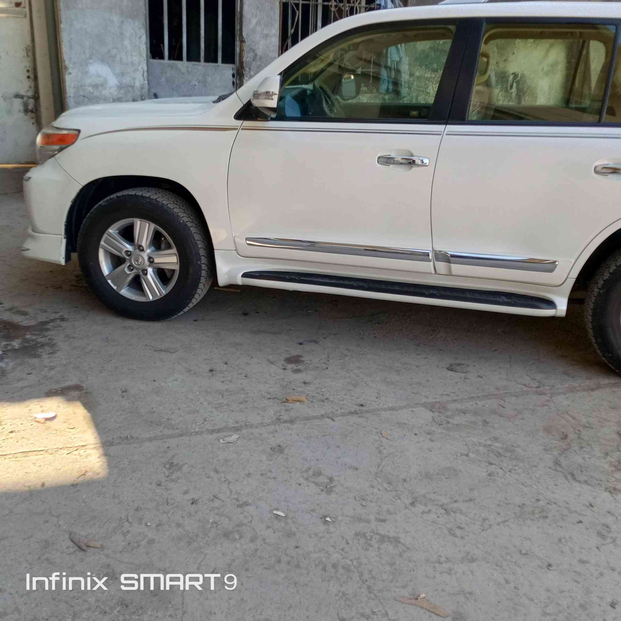 لاندكروزر 12 للبيع فقط رقم بغداد نكليزي بسمي تحويل ثاني يوم محرك 6سلندر فور ويل كرسي كهربائي كشنات جلد داخل صاج ملكي تركه صاج كامره خلفيه ثلاجه في التجوه تحكمات ستيرن بصمه بيبان لايت زنون بلدي مري قلاب عنده لبك مري شفط عنده القفل ولفتح جام يصعد وينزل عنده القفل سبعه راكب تبريد 3قطع مكينه+كير+صدر مكفول سياره مابيها اي نقص ادامه جديدة بيها صبغ باب السايق فقط وبارد شبر واحد السعر 35الف يعني 3شدات ونصف مكان السياره بغداد حي الجوادين رقم الهاتف ***********
