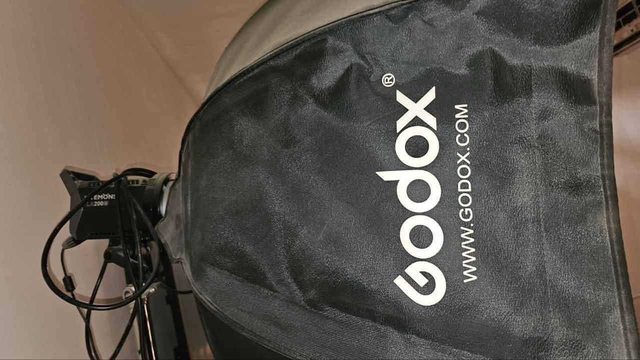 إنارة Godox Litemons LA200Bi احترافية – زوج (عدد 2)
🔹 قدرة إضاءة قوية 200 واط LED مستمر
🔹 ثنائية اللون (Bi-Color) من الضوء الدافئ إلى البارد لتناسب جميع ظروف التصوير
🔹 تحكم سلس بدرجة الإضاءة والسطوع عبر وحدة التحكم الخلفية
🔹 دقة ألوان عالية مناسبة للتصوير الاحترافي (فيديو – بث مباشر – تصوير منتجات)
🔹 تعمل مع سوفت بوكس وباونز ماونت وجميع ملحقات Godox القياسية
🔹 تبريد فعّال مع أداء ثابت لفترات تشغيل طويلة
🔹 تصميم متين ومناسب للاستوديوهات التعليمية والإعلامية
📦 المتوفر: زوج إنارات LA200Bi

سعرهم ثنينهم 800 الف 
استخدامي الهم شخصي فقط تصوير محاضرات 
كل الملحقات موجودة 
للتواصل *********** بغداد, العراق
