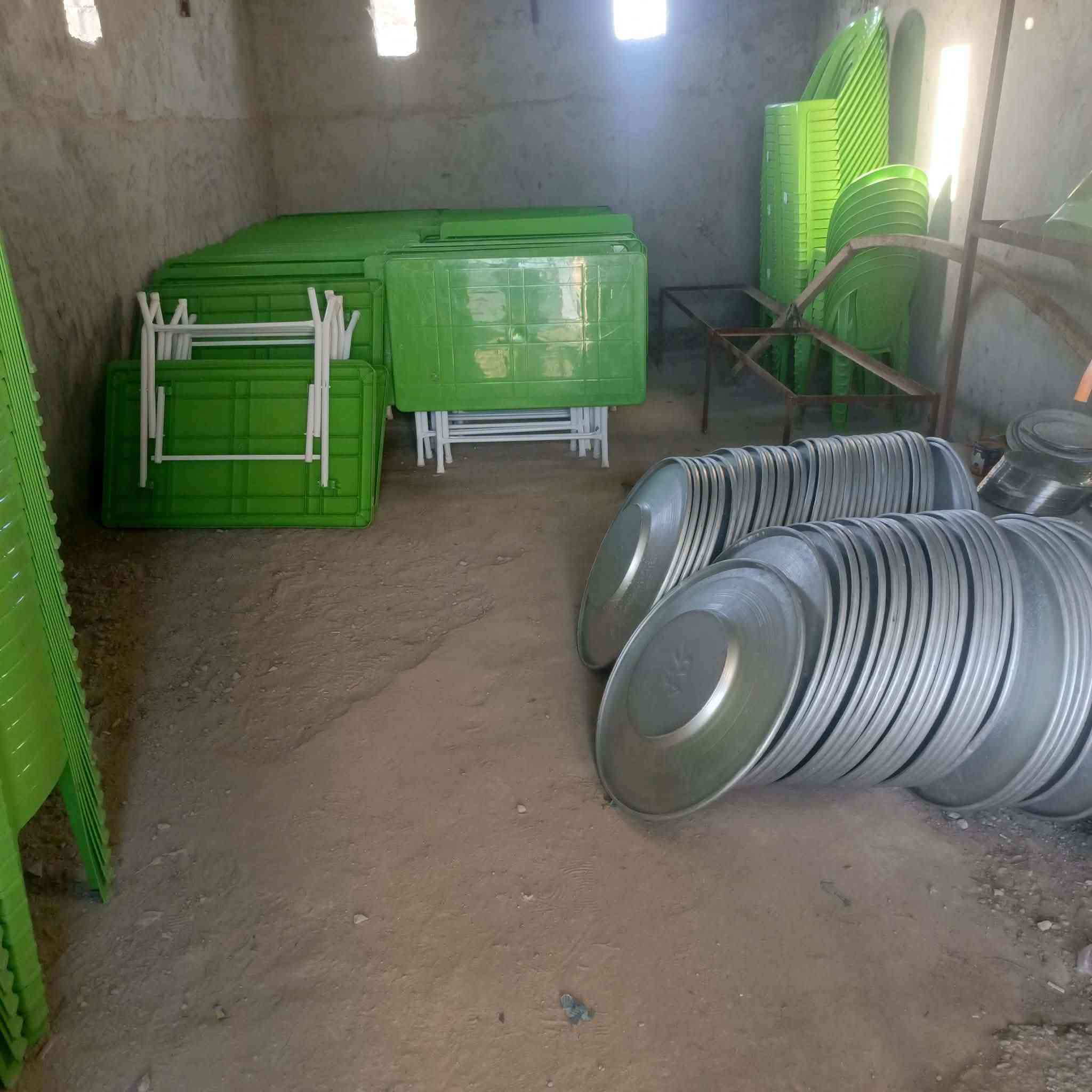 محل للبيع كراسي عدد  36  السعر واحد على 6500 ماصه عدد 100 السعر على 2500  والميز عدد 60 السعر واحد على 31 والصينية عدد 60 السعر 8500  وبيهن مجال العنوان بابل حله‏‪***********‬‏
