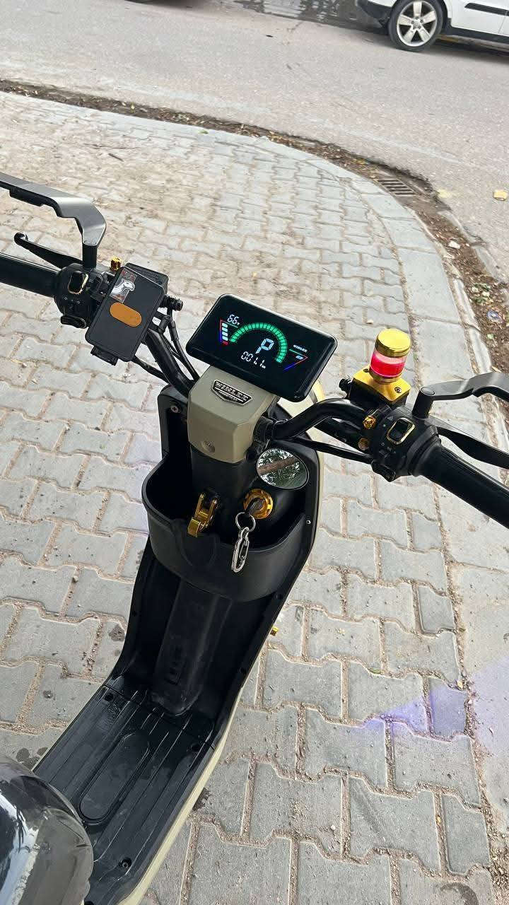 دراجه R9 للبيع موديل 2025 ماركة وينلي AHE سرعه 109 دراجه نضيفة كلش ما متعوبة وبيه تزويدات خارجيه بطاريات حجم كبير 22 واط غراضهه البلاديه كلهه موجوده السعر 500 وبيه مجال بسيط مكاني نجف حي المهندسين. واتساب ***********
