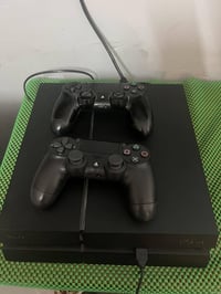 PS4 FAT – جاهز للعب للبيع ✔️ شغال تمام  ✔️ معاه ذراعين  ✔️ حساب بيه أل...