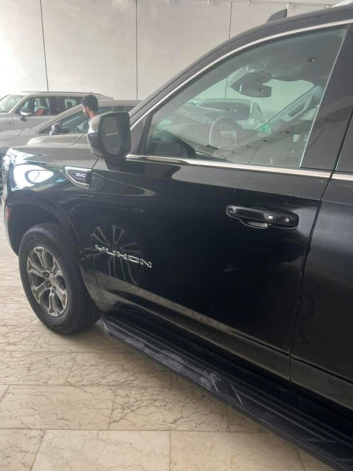 مكان السيارة: بصره
نوع السيارة : يوكن sle
حجم محرك: 5.3 V8
موديل:2023
ماشية 80000الف كيلو 
السيارة مغلفه PPF بدي 
مواصفات السيارة: نص فول 
فور ويل 
‏كراسي مخمل 
‏كراسي اثنين كهرباء
تبريد خلفي شاشه 
رادار
كروس سرعة
نظام AUTO START
‏نظام هندبريك دكمة AUTO HOLD
‏نظام DETECT OFF
نظام كامرة خلفية ثابتة تساعد السائق على رؤية ما خلف السيارة بشكل دائم
‏خمس بصمات
‏فول تحكم استيرن(جهتين امامي+جهتين خلفي)
ثلاجة بوكس
‏شاشة عرض الاعطال
‏دبل حساس(امامي+خلفي)
‏نظام تحكم بمستوى الضوء الداخلي
‏مانع انزلاق
‏ويل كب 20
شاشة امامية كبيرة اصلية
تشغيل عن بعد 
السعر :460
السياره كفاله عامه
جاهزة بدون نقص سيرفس شركة دهن اصلي و بانزين محسن استخدام شخصي من لوكالة 
الاتصال ع رقم ***********متواجد ع فيس ●واتساب اتصال متوفر
