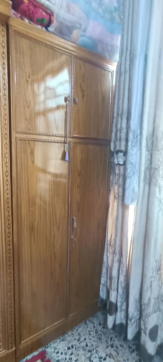السلام عليكم
غرفه اخشاب للبيع  كنتور خمسه ابواب ميز مريه مع زاويه مع سرير   للتواصل على الماسنجر أو على رقم ***********
