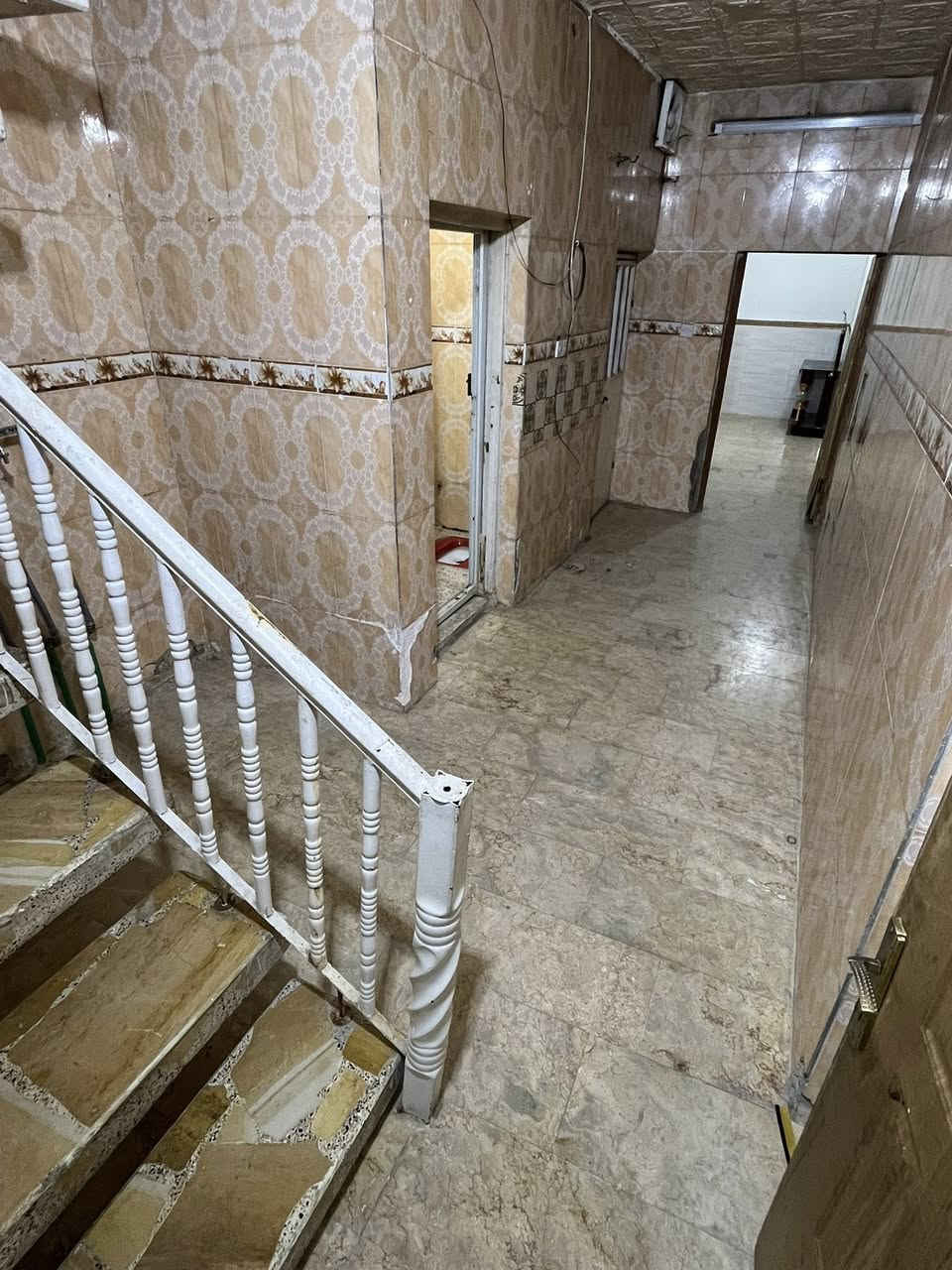 السلام عليكم
دار للإيجار في منطقة الشعب مقابل سوق 4000 مجاور روضة السندباد يعني بالطابو
يتكون من كراج واستقبال وهول بيه المطبخ والملحقات وترك وغرفة نوم وسطح بي تانكي وماطور وسخان جاهز اليوم
الاجار 400 للاستفسار ***********
