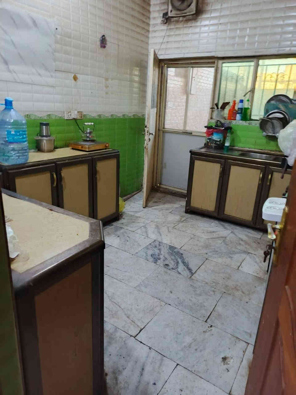 بسم الله توكلنا على الله 
دار للبيع طابقين 
المساحه 160متر على ساحه 
العرض 8متر النزال 20متر
سنه البناء 2014
استقبال ومطبخ وصاله 3غرف نوم 2مناور 4 صيحات شرقيه وغربية
كراج سيارات كله مرمر مغلف من الخارج بيت نظيف جدا  وكامل 
عواشه نهايه شارع الدوريات 
مقابيل دور النفط قرب صيدليه عواشه
الاستفسار واتساب على الاسيا أو اتصل
***********
***********
