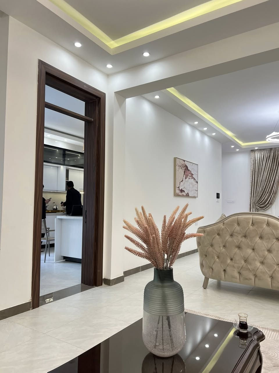 البيت النموذج في المربع الذهبي
تستلمة🔑 عالمفتاح ضمن رفاهية  معيشية الك ولعائلتك 
حيث تبدأ الحياة التي تستحقها بمساحة ٢٥٠ متر 
مجمع سكني متكامل صُمم ليمنحك الراحة، الأمان، وجودة الحياة.
وحدات عصرية بتصاميم حديثة، مساحات مدروسة، وخدمات متكاملة تلبي احتياجاتك اليومية.
موقع استراتيجي قريب من كل ما يهمك، وبيئة هادئة تجمع بين الخصوصية والحياة العصرية. خدمات من ✨ 
مول تجاري متنوع   
🎓 مدارس انترناشينول  
� مركز صحي/   
🌳 مساحات خضراء وحدائق للعائلة
💧 خدمات صيانة وتنظيف عالية المستوى
🛡️ خدمات أمن واستقبال
🔑 3 بوابات رئيسية – مدخل سكني معزول ومدخل للضيوف
أمن متكامل وكاميرات مراقبة لحياة آمنة ومطمئنة على مدار الساعة• 
امتلك وحدتك الآن بالدفع كاش أو بنظام أقساط مريح
موقع  المربع الذهبي بعد تقاطع العامريه  
ب٥  دقائق  مقابل مجمع البدور 
اختر سكنك اليوم… واستثمر في راحة المستقبل
للاستفسار  الاتصال ***********
