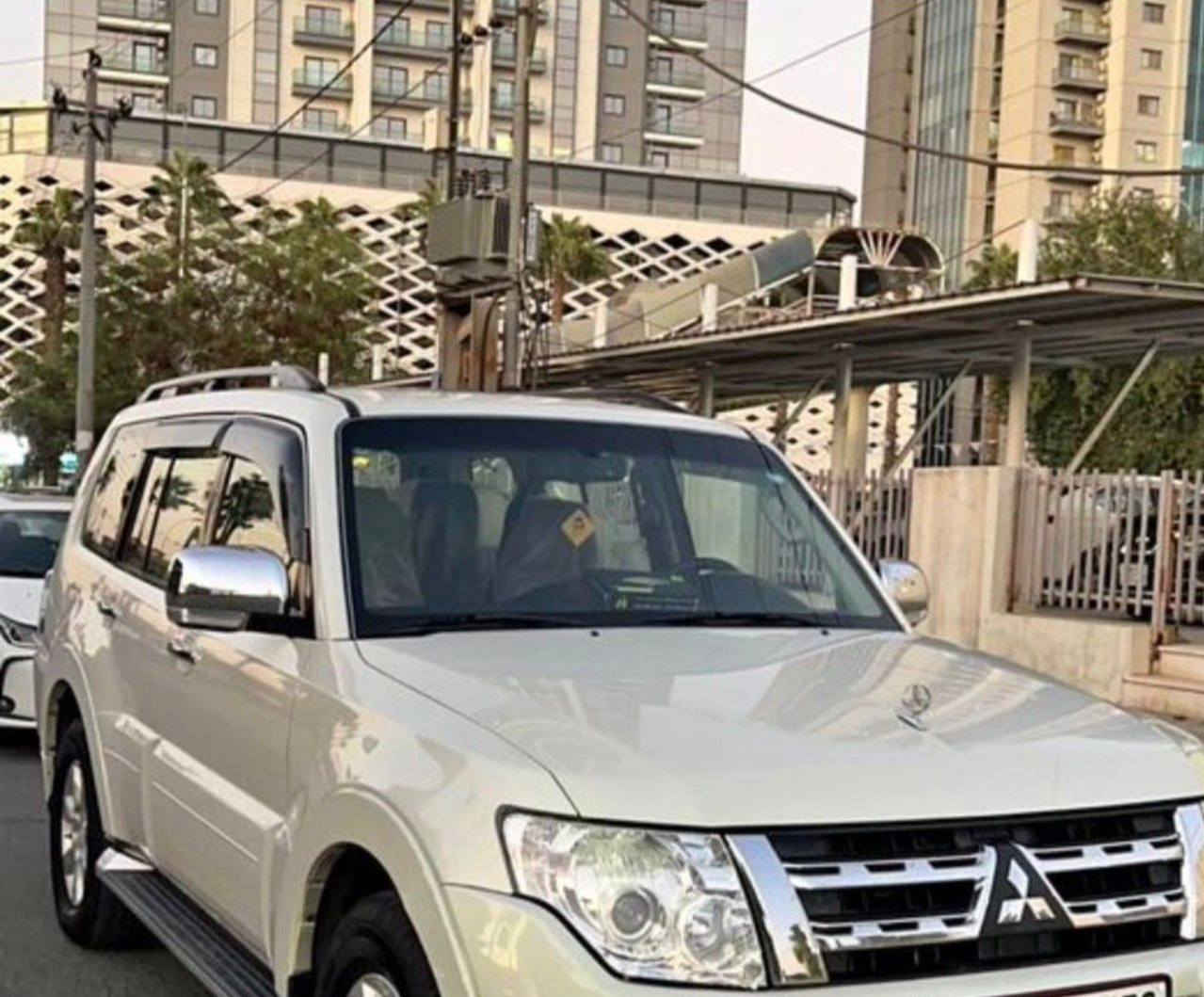 للبيع: ميتسوبيشي باجيرو 2013 (حبتور - مكفولة)
🔹 المواصفات:
موديل: ميتسوبيشي باجيرو 2013
محرك: 6 سلندر (3.5 أو 3.8 حسب الفئة)
قير: أوتوماتيك
دفع رباعي (4×4)
وارد حبتور (مواصفات خليجية)
🔹 المميزات: ✔ سيارة قوية ومناسبة للبر والطرق الوعرة
✔ مكينة اعتمادية ومعروفة
✔ دفع رباعي ممتاز
✔ واسعة ومريحة للعائلة (7 ركاب)
✔ مكفولة (رقم اربيل)

السيارة نظيفة
جاهزة للاستخدام
( / لون ابيض/ فتحة سقف / شاشة /  / تبريد)
📍 الموقع: (بغداد)
📞 للتواصل: (***********)واتس اب فقط موجود
