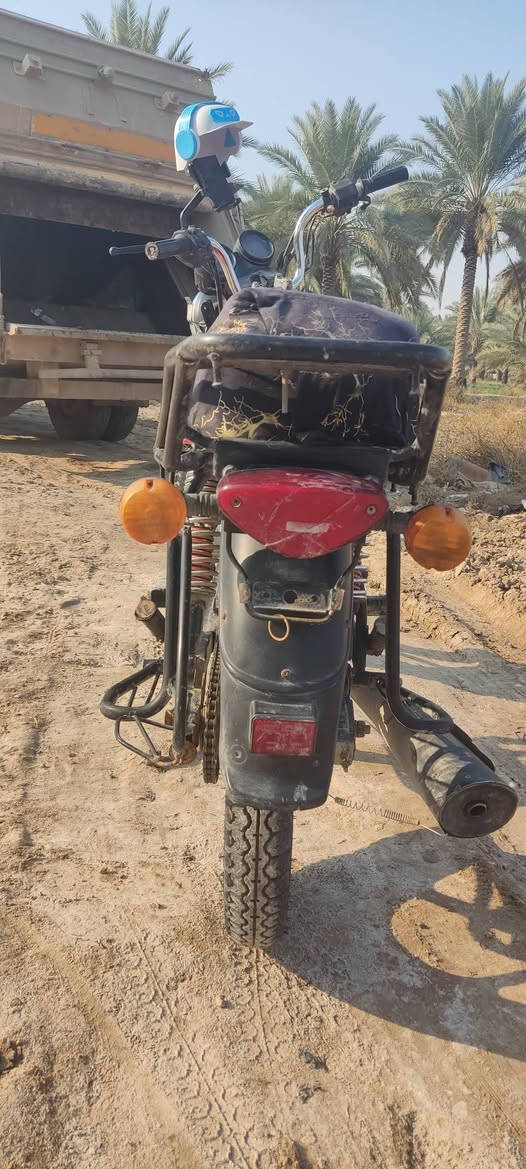 السلام عليكم الدراجه بوكسر موديل 2018 للبيع المكينه 150 نشطه الكهربايات شغاله الدراجه مال جناي بس بيها نقص كابريته الدراجه شغاله كل شي السعر 325 وبيها مجال  ما بيها المكان المحاويل رقم الهاتف /***********
