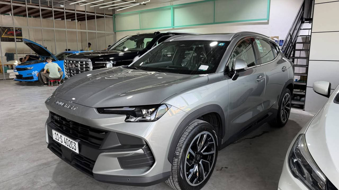 سوئيست S06موديل 2026 | خليجي | 6000كم قابل للزياده 🔥

🚗 بلگن هايبرد قوي واقتصادي
⚙️ 1.5L تيربو + محرك كهربائي
💪 القوة: 358 حصان
🔧 العزم: 530 نيوتن.م
🔄 ناقل حركة هايبرد 1DHT
🚘 دفع أمامي

🔋 بطارية 19.43 kWh
⚡ كهرباء حتى 114 كم
⛽ مدى إجمالي أكثر من 1200 كم
📉 استهلاك الوقود: 5.2 لتر / 100 كم

🛡️ ضمان قوي
✅ المحرك: 10 سنوات / 1,000,000 كم
✅ البطارية: 8 سنوات / 150,000 كم
✅ الضمان العام: 6 سنوات / 200,000 كم

✨ أبرز المواصفات
• شاشات 15.6 + 10.25 إنج
• جلد فاخر + تبريد وتدفئة المقاعد
• فتحة سقف بانوراما
• كاميرات 540° + DVR
• رادار + قيادة شبه ذاتية
• Apple CarPlay & Android Auto لاسلكي
• نظام صوتي Sony (9 سماعات)
• إنارة محيطية متعددة الألوان
• بصمة + تشغيل عن بعد
• صندوق كهربائي + Auto Hold
• شاحن لاسلكي سريع
• مسند وسطي مع ثلاجة: 
ضمان شركة هارلم
للاستفسار *********** عبدالله
