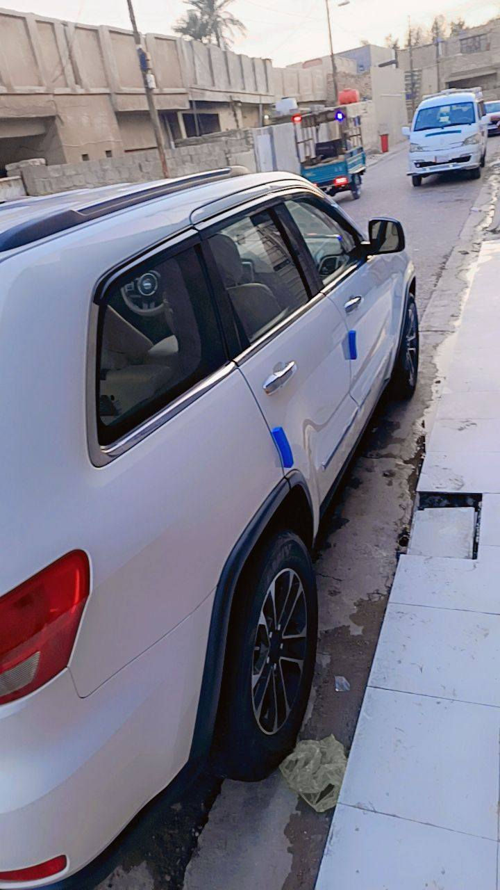 السلام عليكم
جيب 2012للبيع او مراوس حسب القناعه 
محرك 3.600
تبريد قطعتين ثلج 
شاشه قلاب الاصليه 
كامره خلفيه 
حساسات خلفيه 
نضام تزحلق 
تحكم ستيرن امامي وخلفي 
كروز سرعه 
حساس تاير 
بصمه تشغيل 
بصمه ابواب 
بصمه جنطه 
كشنات مغلفهم جلد حته احافظ عليهن 
داخل بيجي واسود  
تخم تاير جديد 
دواخلهه كلش جديده 
ويل جديد اصلي 
رقم بغداد الدولي 
سنويه 29 مجدده 5سنوات بسمي 
صدر امامي خلفي جديد 
السياره كلين  
مكان بغداد  المدائن سعر ***********
