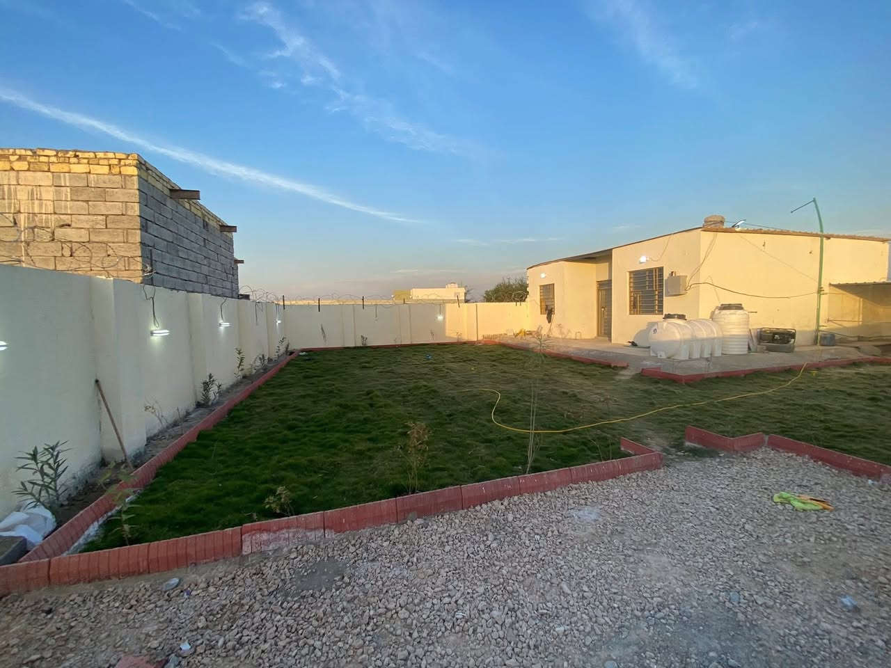 السلام عليكم مزرعه للبيع مساحه 375متر كافأت الخدمات سند 25 مداور ثاني يوم تبعد عن طريق دغاره 600متر 
مكان /طريق دغاره خلف مطعم واثق 
***********
