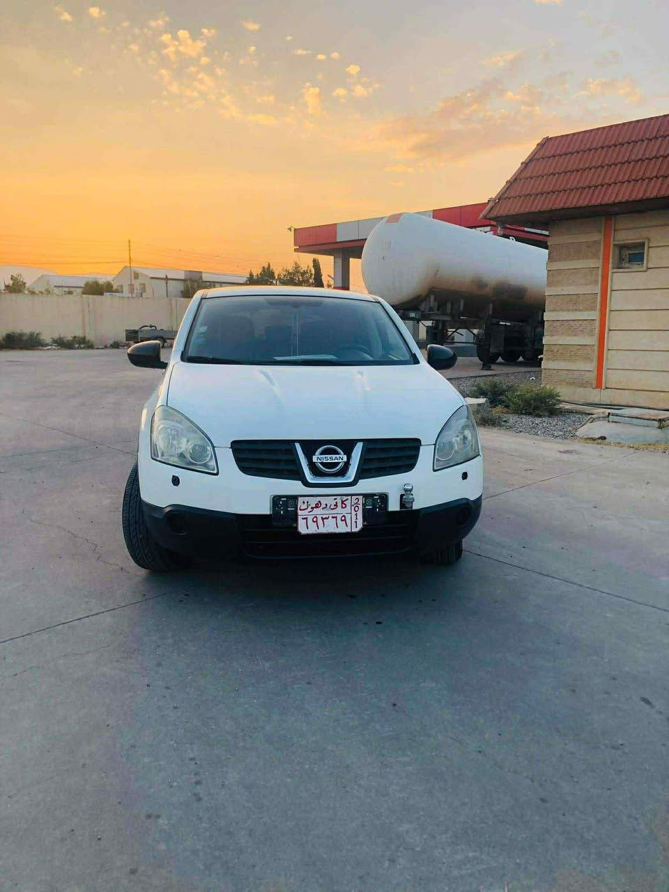 سەرەتا بە ناوی خوای گەورە
نیسان قاشقا ٢٠٠٩ بێ بۆیاخ
سەیارەکە ساخە نە موسە نە بڕاوەیە 
مەنفێسی عەسڵیە و لەسەر ئەو ڕەقەمەیە مەنەفێسەکەی 
گێرعادیە مەکینەو گێڕی بەشەرت 
دوو کوشن هیتەرە ڕۆنی تازە گۆڕاوە 
سەیارەکە هی ماڵە سەیارەی مە عرەز نیە سعری ٥٧$ گەڵاو مە عامەلەیە شوێن شارەزور 
ژ.م(***********)
