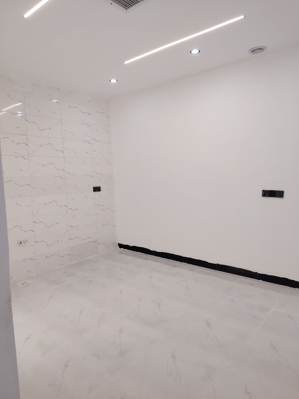 اعلان رقم (607)📢📢📢
————————————-
#دارللبیع مساحة 100متر 
#فول سيراميك بناء حدث 
#صفر مامسكون zero 
#سقف مغربي 
#نظام دكت مركزي 
#الموقع دروازة 
#قرب جامع خديجه الكبرى 
#سعر 34 مليون 
#استفسار
*********** واتساب📲
***********
_____________________
خانوو بۆ فڕۆشتن 108مەتر 
فول کاشی و بینایی نوێیە
سفرە و ماڵی تێ نەچووە
شوێن دەروازە
نزیك مزگەوت خەدیجە کوبرا
نرخ  34 ملیون 
*********** واتساب📲
***********
