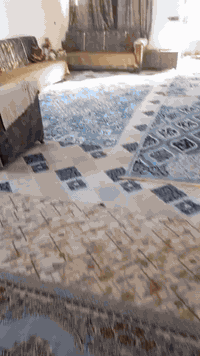 السلام عليكم
دونمين مع بيت للبيع 
البيت يحتوي على 
غرفتين بمساحة 6x4
مع هول بمساحة 6x4 
مع مطبخ بمساحة 5x4 
مع صالة مفتوحه على الهول مساحتها 10x4
مع مضيف 7x4
مع دوره صحيات داخليه 
وخارجيه
وثلاث حدائق 
الكبيرة بمساحة 260 م 
الأخرى12 م 
الأخرى 5 م 
الدونمين كلها مسيجه PRC

العنوان گاع كاظم الحسن قرب سيطرة الجبل 

للاستفسار اكثر اتصلوا على الارقام التاليه

***********
***********
