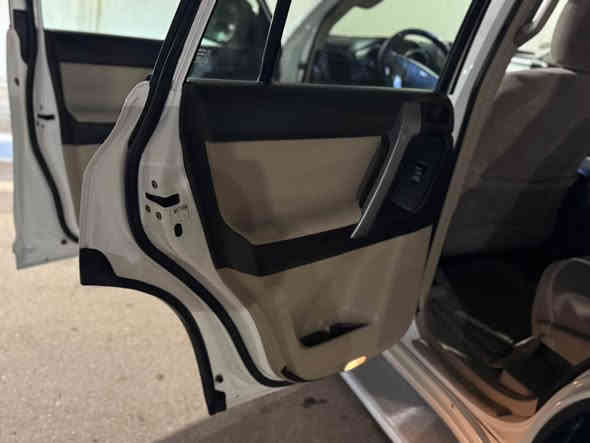 بيع ومراوس حسب القناعة
برادو 2010 كويتي  رقم شمالي بسمي 
ماشيه 139 حقيقي شرط الفحص 
السياره جديده وحلا من الصور شرط 
مكفوله من الضربه ولتبديل 
بيها فقط ربع باب الصندوق كلير 
ولباقي شرط كفاله سياره جديد ومتعوب عليها بشرط تراي زيرو 

مكينه 2/700 
ثلاجه 
7راكب 
3قطع تبريد مركزي 
مكينه كير شرط كفاله 
تخم تاير شرط جديد 
وشرط تراي زيرو شرط 

مكانها بغداد بسمايه مجمع ريحانة 
السعر 210وبيها مجال قليل 
بيع ومراوس حسب القناعة 

*********** بغداد
