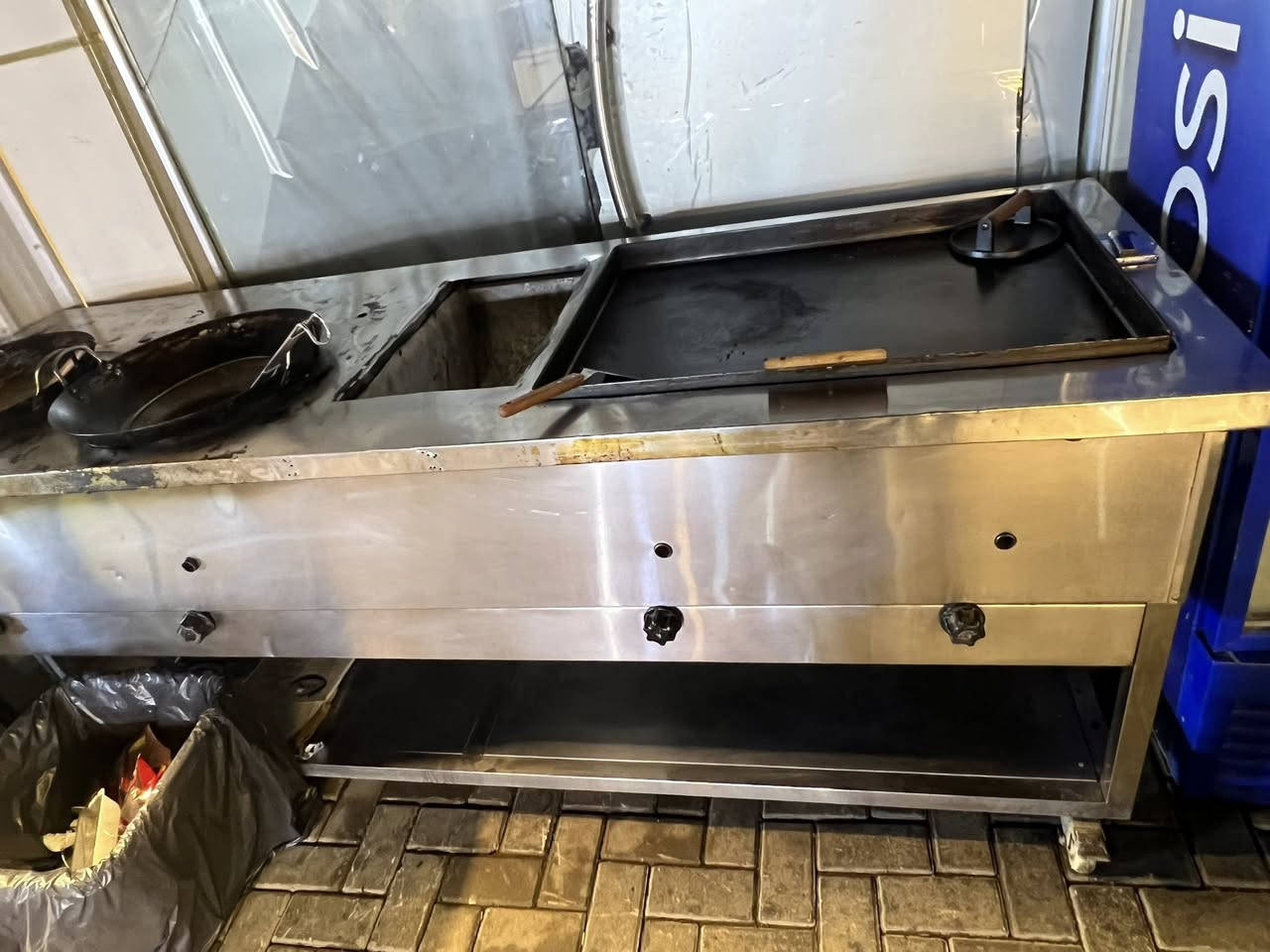 كريل +فتحتين طاوة سل ستيل غذائي شغل ايد ثكيل تجي شوفة اذا معجبك عًفة فشي مرتب ب الاضافة 4عيون طباخ منضومة وحدة يعني قنينة وحدة شغلهن كلهن شي مرتب الله وكيلكم شغل ايد ونضيف نضافة 80%  رقم :*********** واتساب موجود
