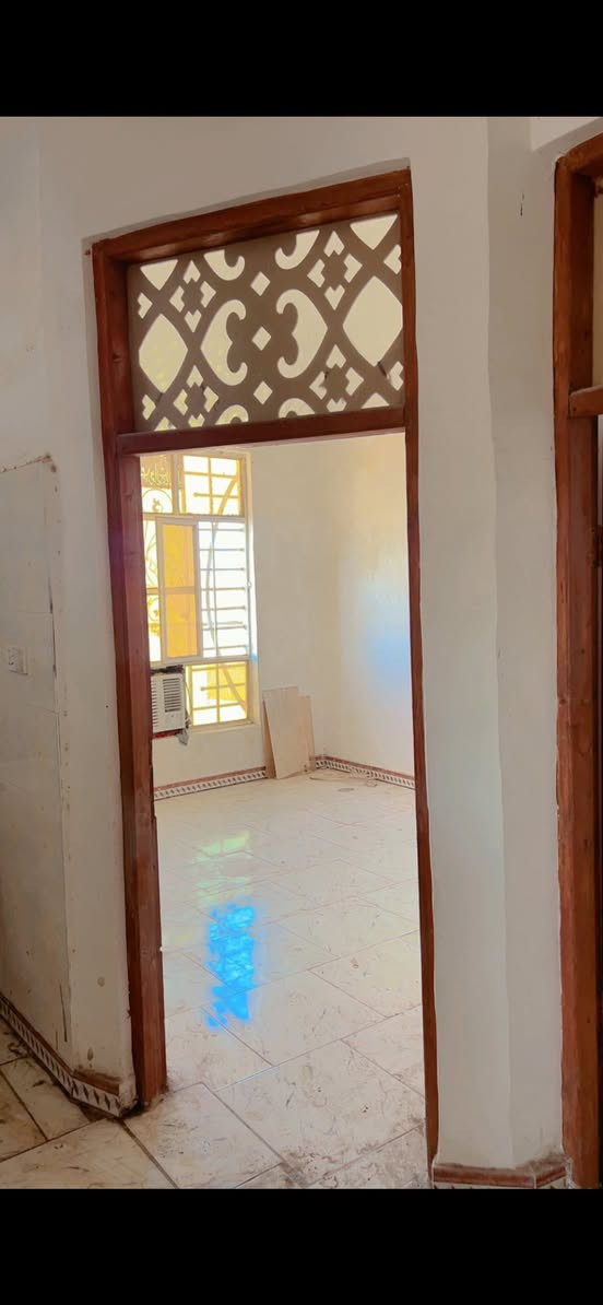 السلام عليكم 
دار طابق ثاني للايجار درج خارجي وباب معزول
العنوان الاسكندريه مجمع حطين قرب أسواق بغداد
يحتوي على 3 غرف نوم واستقبال وصاله وصحيات وبلكونه وسطح
الموقع راقي وهادىء جداً للسكن انارة وارصفه وشوارع تبليط 
وجميع الخدمات كامله سعر الايجار 250
للاستفسار الاتصال على الرقم ***********
