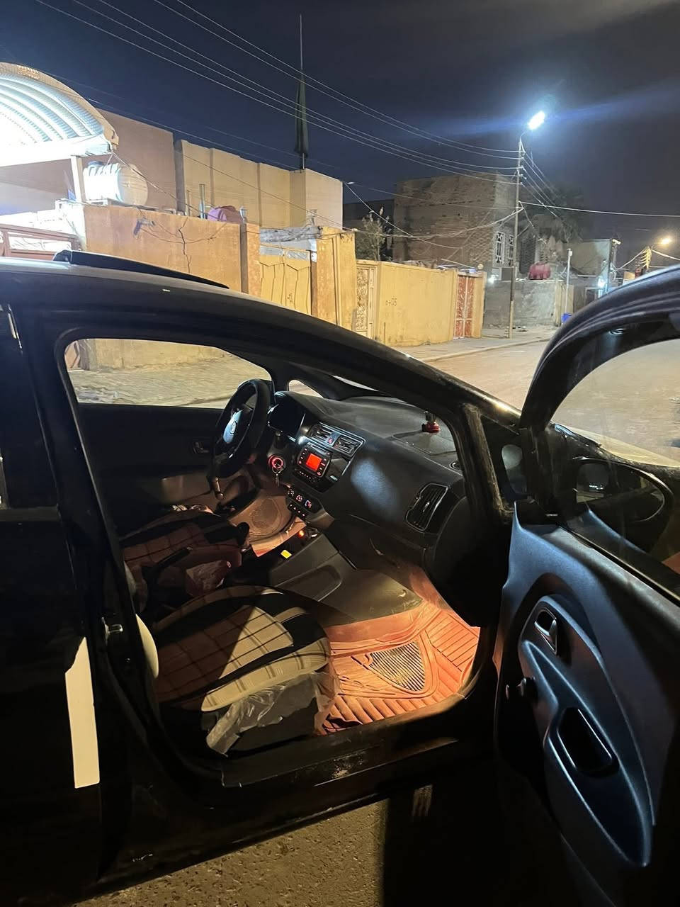 للبيع او مراوس 
حسب القناعه 
النوع كيه ريو
سنه الصنع 2017
الون اسود🖤 اصل
وارد امريكي
ضرر جاملغ خلفي صوب اليمنه 
وجاملغ امامي صوب السايق بدون دواخل
كير عادي 6نمر
بسمي مداور. ثاني يوم سنويه لل29
مكينه كير حداديه كله جديد 
تبريد شرط ثلج ويه سويج
سياره جديده ونضيفه كلش وجاهزه ع اخر حبايه
العنوان نجف لاشرف 
السعر74وبيه مجال
لاتصال***********
