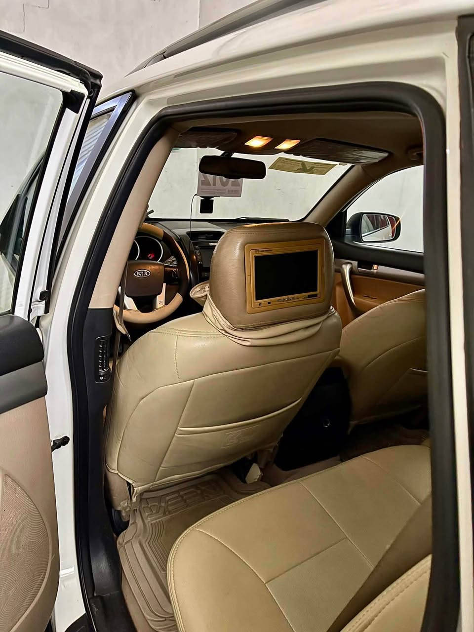 کیا سۆرینتۆ ٢٠١٢ سەیارەکە ٣ڕیز کوشنە سەیارەکە ٤ پستۆنە گێڕ و مەکینە بەشەرت سەیارەکە تەنها یەک بست بۆیاغی لەژێر دەرگای سەکن و ٤ تایەی تازەی لە ژێرە هەتا بڵێی جوان مەوەتەوە بێ مەسەرفە ١٤٥ گەڵا و مەعامەلەشی تێدایە
بۆ زانیاری زیاتر پەیوەندی..
0750 134 1393 رانية, السليمانية
