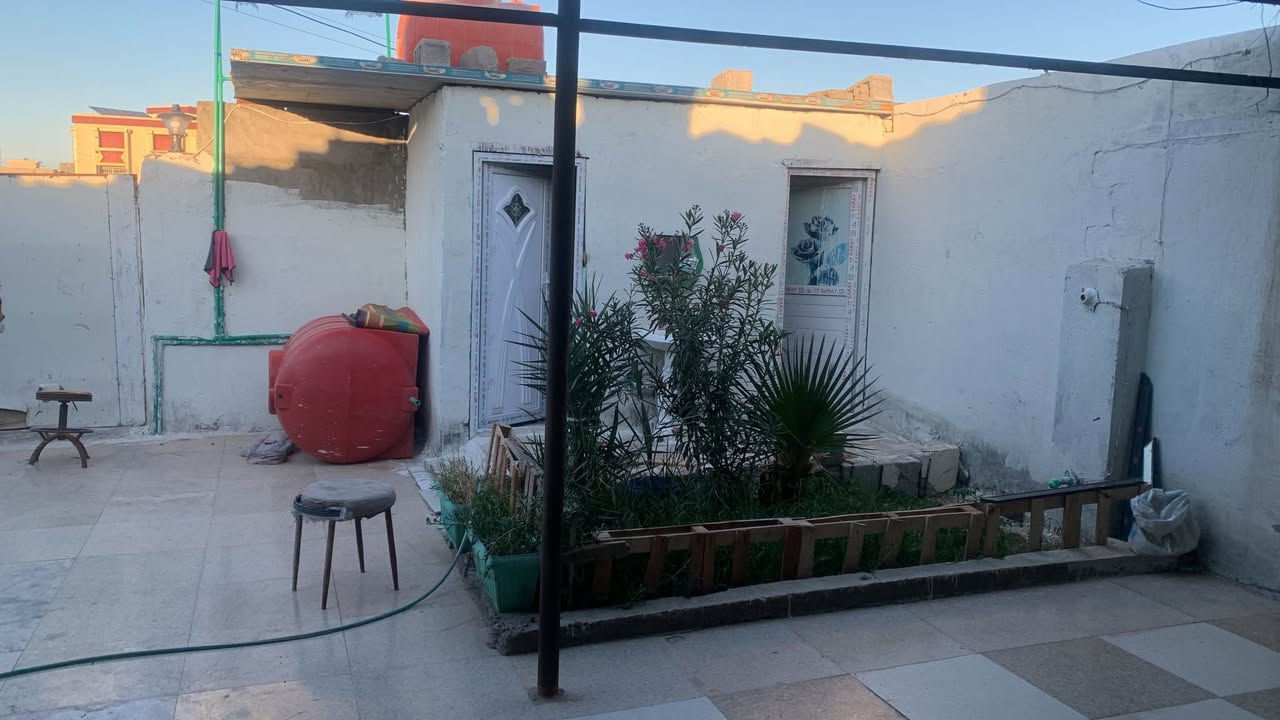 بيت حواسم امن دخلي قرب مدرس علي الأكبر يتكون بيت مساحه 250 متر.  صاله جبير. غرف ثنين ومطبخ  وحام دخلي وخرجي. وبيت كله سرميك شقف سندويج. سعر 25.  وبي مجال بسيط شراي وتساب *********** البصرة, العراق
