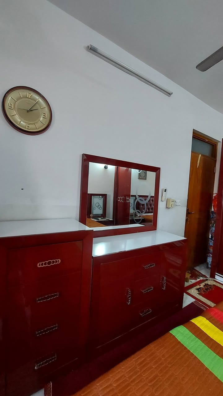 سلام عليكم 
غرفة نوم للبيع نظيفة جدآ سعر ٧٠٠ وبيها مجال علمآ مع دوشك مكان بغداد كرادة 
***********
