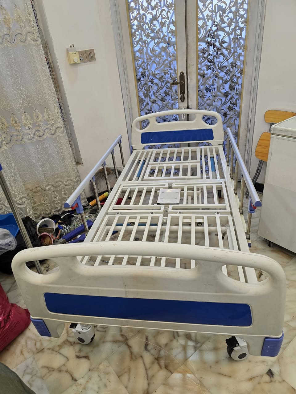 للبيع سريرطبي خمسة حركات بحالة جديده  مع حمالة مغذي مع فراش طبي قلاب يمين ويسار يصبح كرسي بسعر ٣٠٠ الف توجد سياره توصلكم للبيت بأجره ***********
