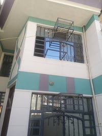 للايجار ١٠٠م طابقين ٣غرف نوم وصاله ومطبخ وخدمات حي الشباب المربع الذهب...