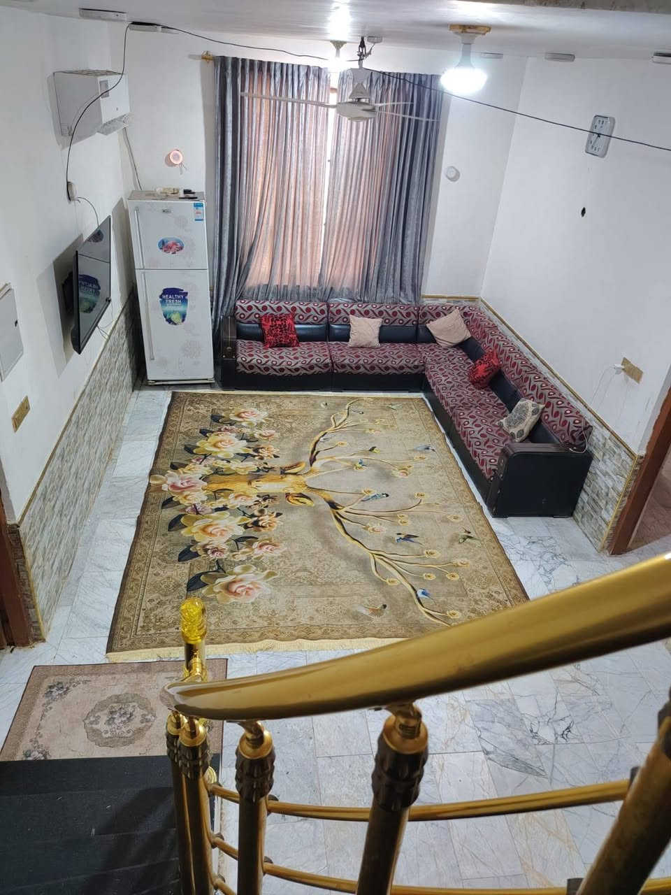 بسم الله الرحمن الرحيم   

بيت للبيع. الناصريه ذي قار مركز المدينه  

   شارع السفينه فرع مختار الثقفي   

  البيت طابو اسهم 

 

لبيت طابقين. يحتوي على ديوانيه. (7ونص ×4 )  طارمه كبيره يكدر ادخل السياره بيها  

مطبخ. (6×5 ). صاله (5× 9) 
غرفتين جوه. نفس القياس (4×5) الفوك الغرفتين نفس قياس الغرف الجوه. كلهن عله (4×5) 
2
ماعدا الغرفه الفوك. قياسها. عله الديوانيه (7ونص × 4).  الغرفه عله لمطبخ.( 6 ×5).   
 المراجعه صاحب الدار.  رقم الموبايل  

*********** 

سعر البيت 185 وبي مجال قليل
