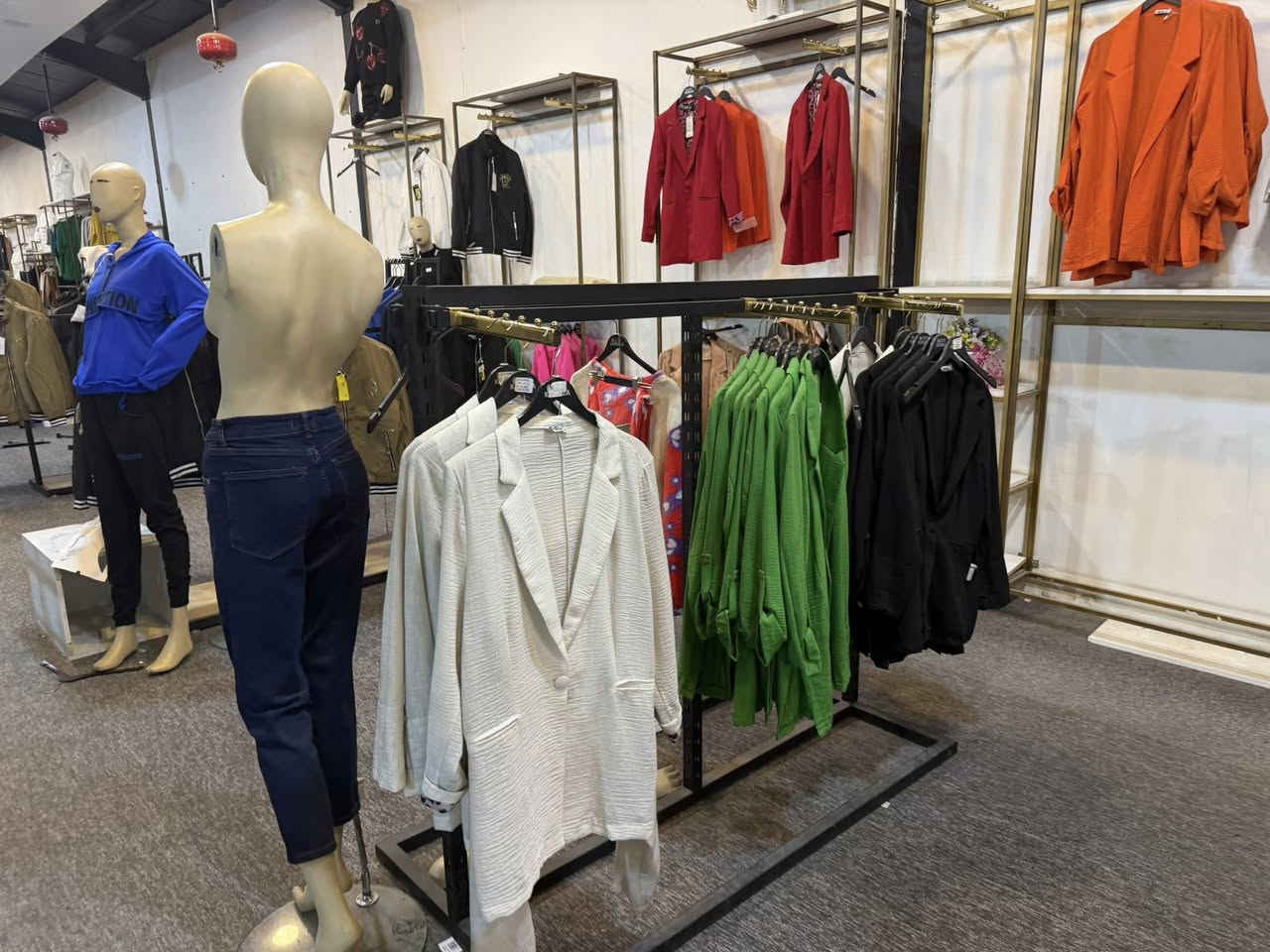 ديكور ملابس رجالي نساىي ولادي اطفال للبيع المكان كربلاء المقدسه للاستفسار الاتصال ***********
