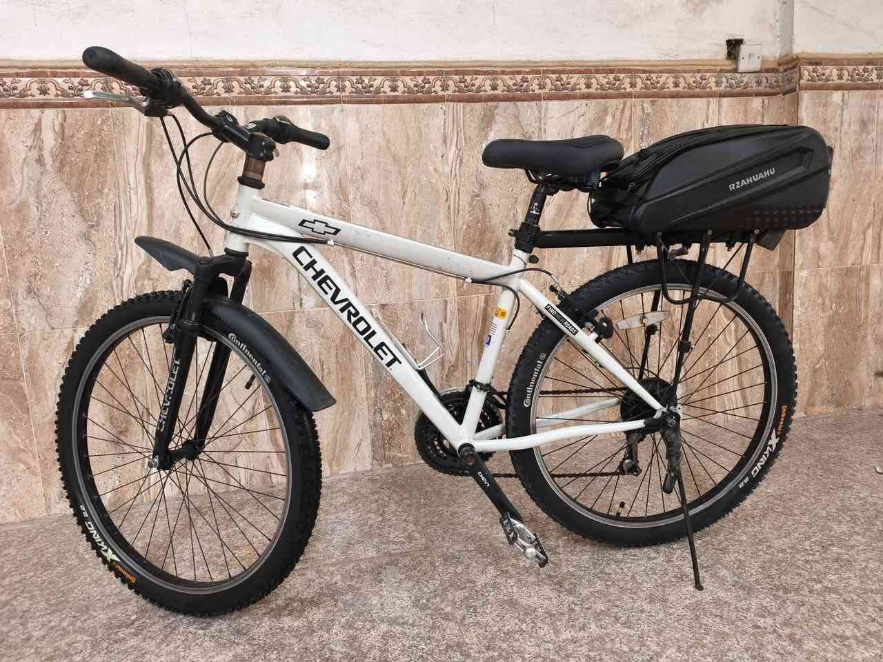 🚴🔥 للبيع | Chevrolet الأصلية 🔴
✨ دراجة رياضية أصلية بحالة ممتازة، خفيفة وسريعة وجاهزة للاستخدام.
💎 المواصفات:
✅ ماركة Chevrolet الأصلية.
✅ هيكل ألمنيوم خفيف ومتين.
✅ ⚖️ الوزن: حوالي 12 كغم.
✅ 🛞 : مقاس26.
✅ ⚙️ غيارات Shimano الأصلية.
✅ 🛑 فرامل أمامية وخلفية قوية.
✅ 💺 مقعد مريح قابل للتعديل.
✅  جاملغات كامل ستيل احتياط .
✅ تايرات Continental جديد
مكانه حي الجامعه 
🎯 مناسبة للرياضة، المشاوير اليومية، والتمارين. ✅ جاهزة للاستخدام مباشرة. السعرر.. (225).. قابل للتفاوض بل معقول ***********
