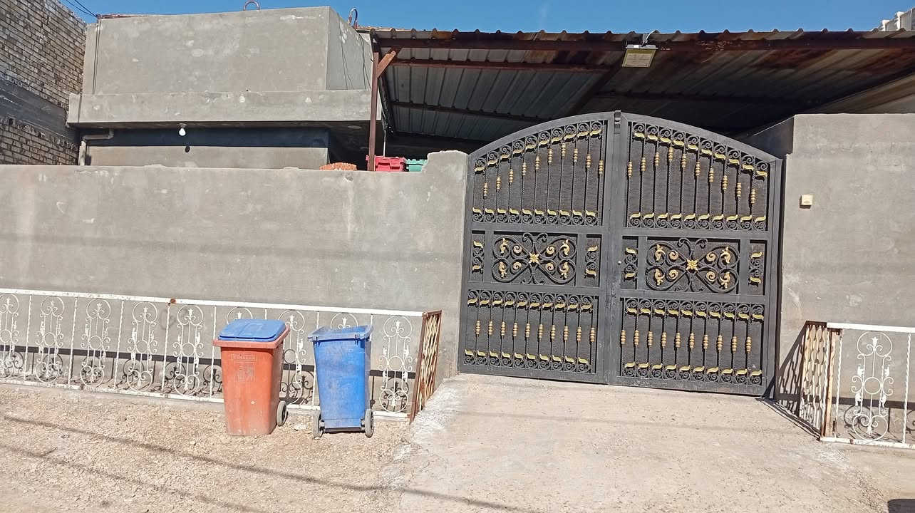 دار للبيع في الحله حي الأمين خلف مركز سيف سعدالمساحه 150يحتوي على غرفتين صاله ومطبخ وكلدور صحيات خارجيه ومجمع صحيات داخليه الاتصال *********** السعر 100مليون
