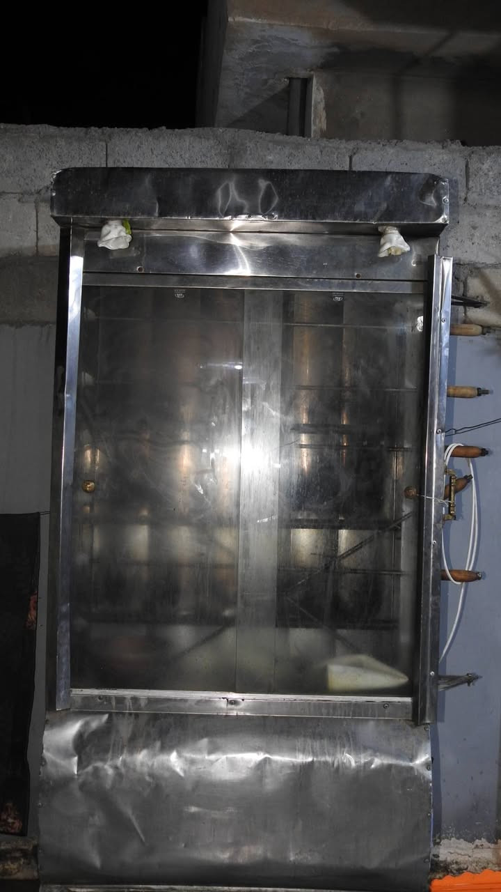 السلام عليكم شوايه دجاج ماطورها شغال مع ميز طعام للبيع سعر ٢٥٠ وبيها مجال حك الجيه  عنوان العزي ***********
